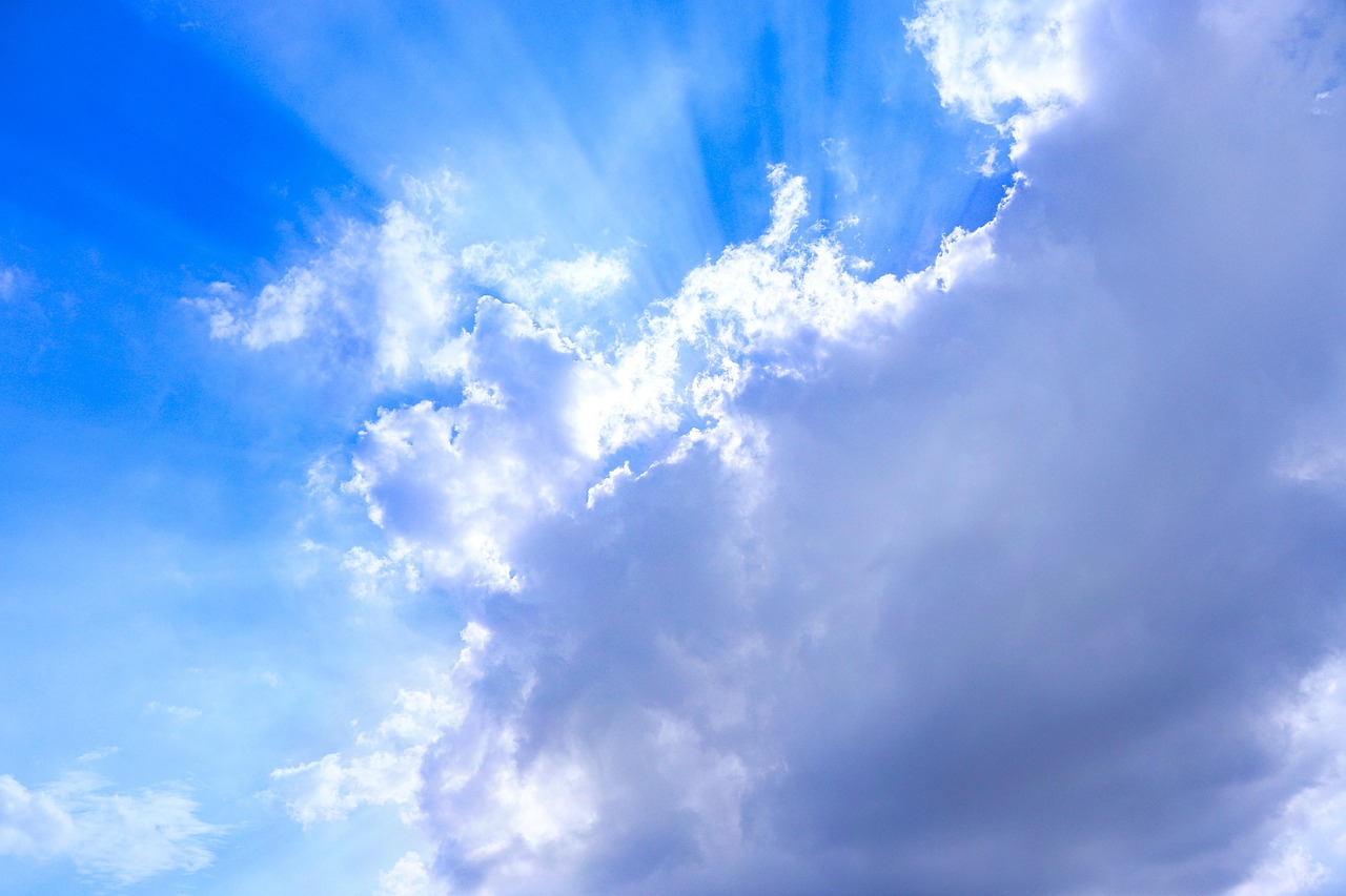 Persona sonriente disfrutando de un café en una mañana nublada, simbolizando un hábito matutino positivo.