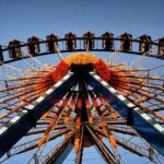Pueblo del norte con coloridas ferias tradicionales y gente celebrando en las calles.