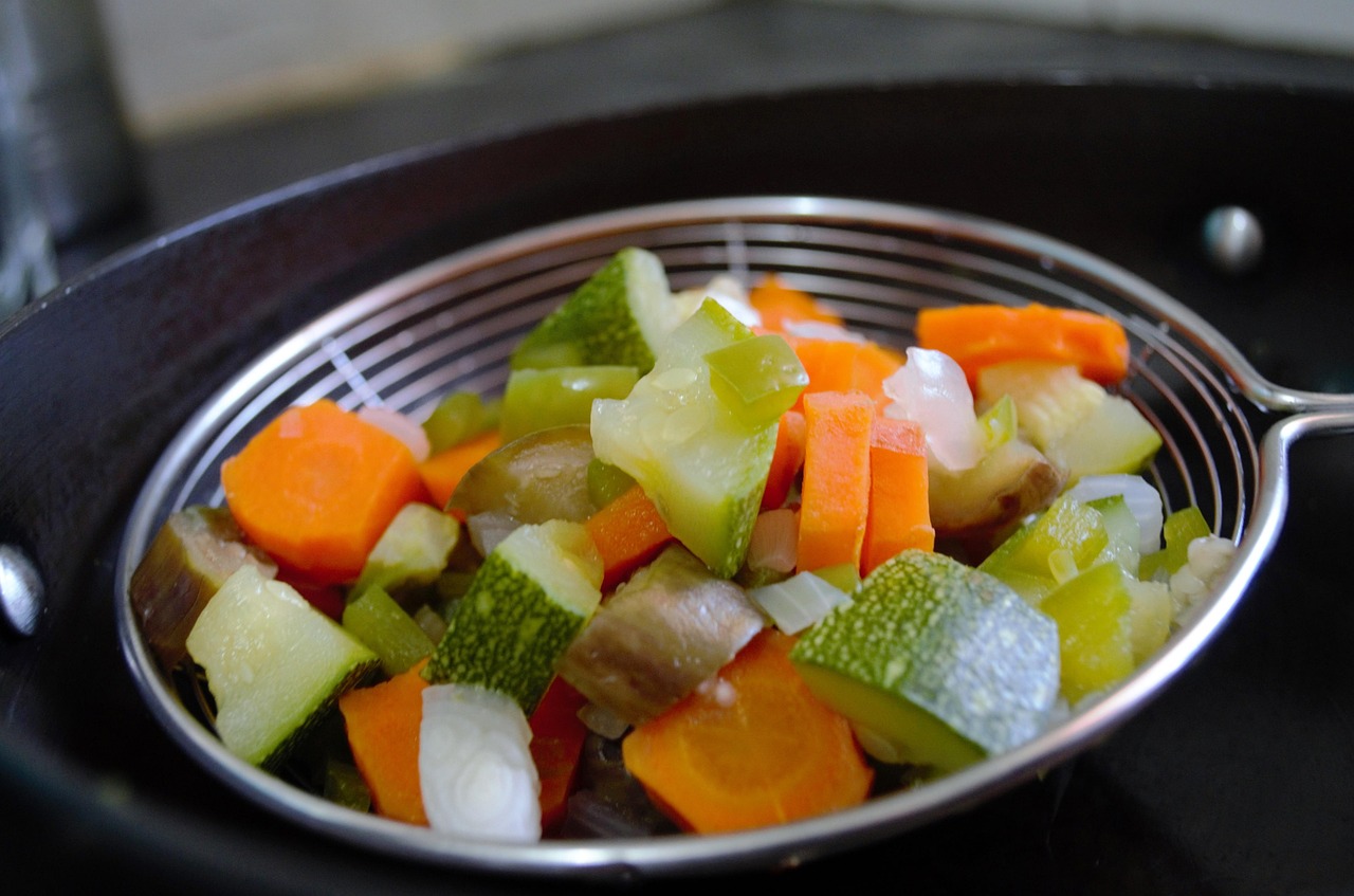 Verduras al vapor frescas en una cesta, resaltando su color y textura, listas para cocinar.