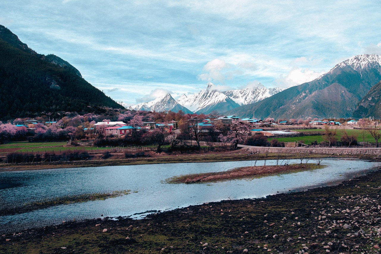 Rutas de senderismo invernales en pueblos serranos, paisajes nevados y montañas majestuosas.