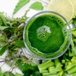 Bebida verde en un vaso, ingredientes frescos para limpiar el hígado en 7 días.