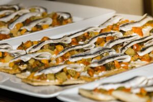 Pueblo de Castilla-La Mancha con platos tradicionales y ambiente gastronómico acogedor.